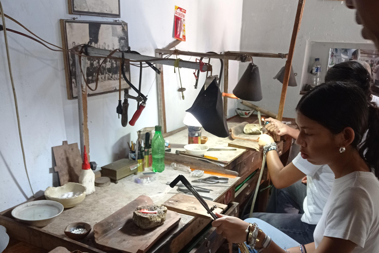 Kotagede: Doświadczenie tworzenia srebra z lokalnym złotnikiem