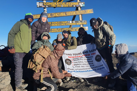 5 dias de escalada em grupo na Rota Marangu do Quilimanjaro