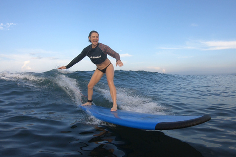 Canggu: Aula de surfeAula com 2 alunos para cada instrutor