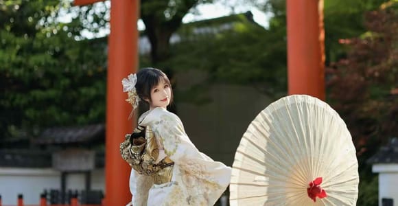 Kyoto: Kimono Makeover, Photoshoot, and Guided Tour