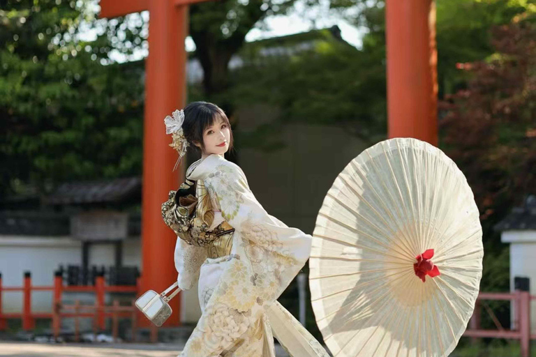 Kyoto: Kimono Makeover, Photoshoot, and Guided Tour Kyoto: Komon Kimono & 1-Hour Professional Photoshoot