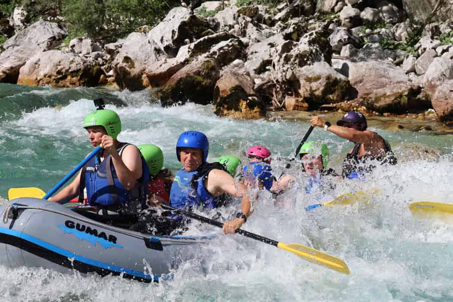 Bovec: Soča River Rafting Abenteuer mit Fotos und Getränk. Foto: GetYourGuide Bovec: Soča River Rafting Abenteuer mit Fotos und Getränk. Foto: GetYourGuide
