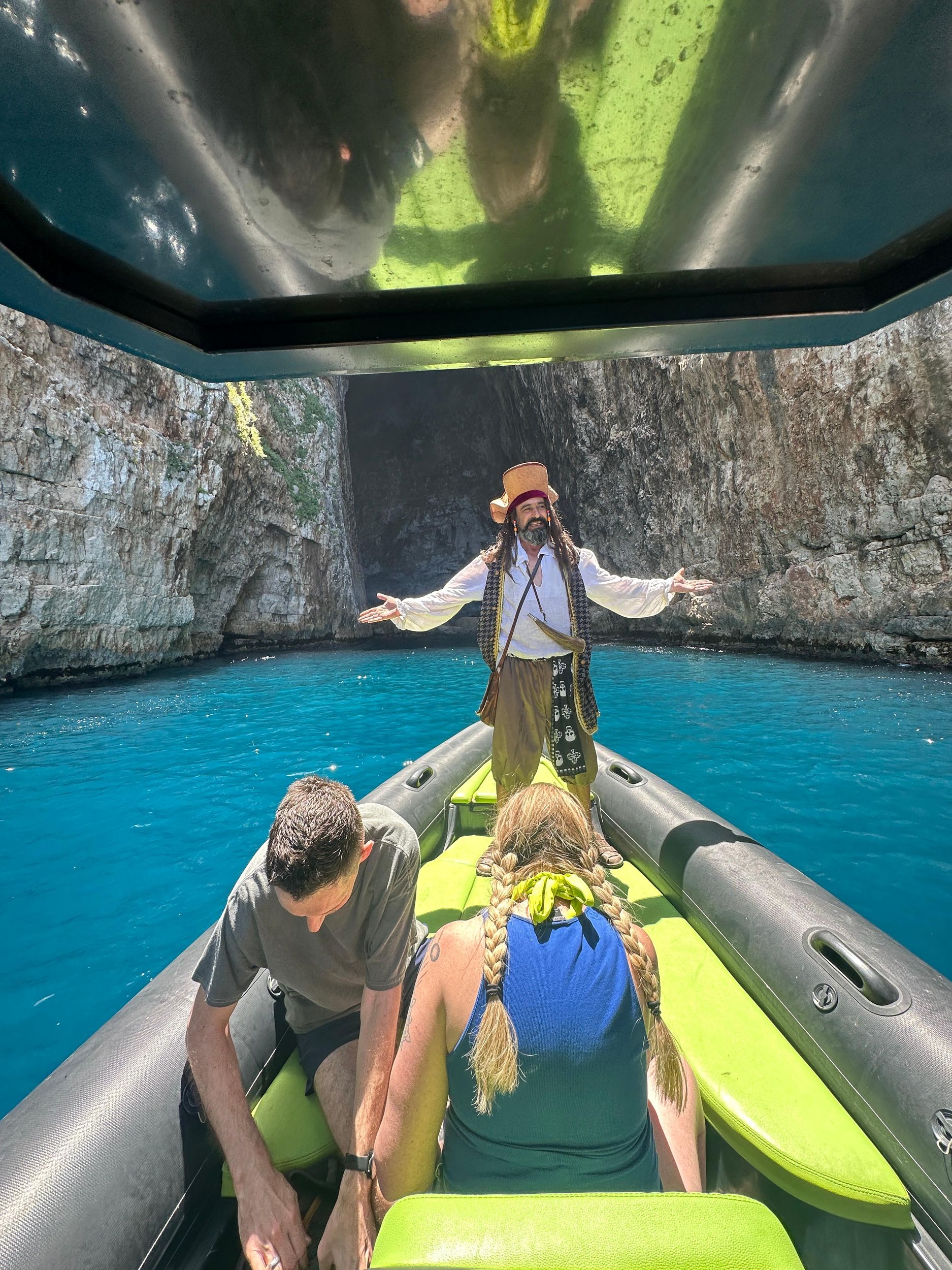 Vlorë: Sazan-Insel & Haxhi Ali-Höhle mit dem Schnellboot