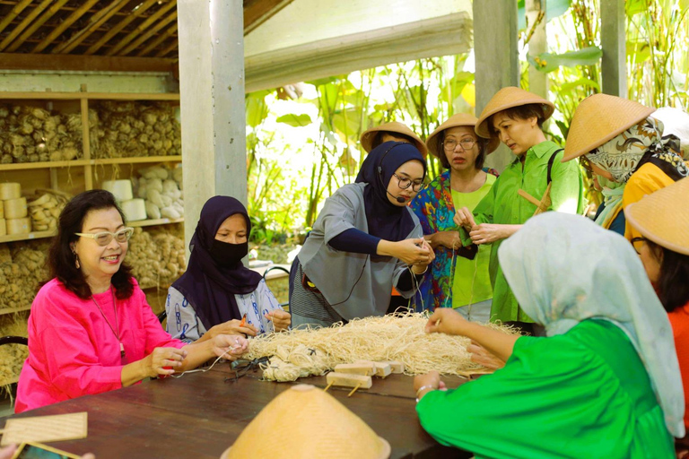 Yogyakarta: garantía de subida a Borobudur y fabricante de tejidosBorobudur y Prambanan con visita guiada al templo