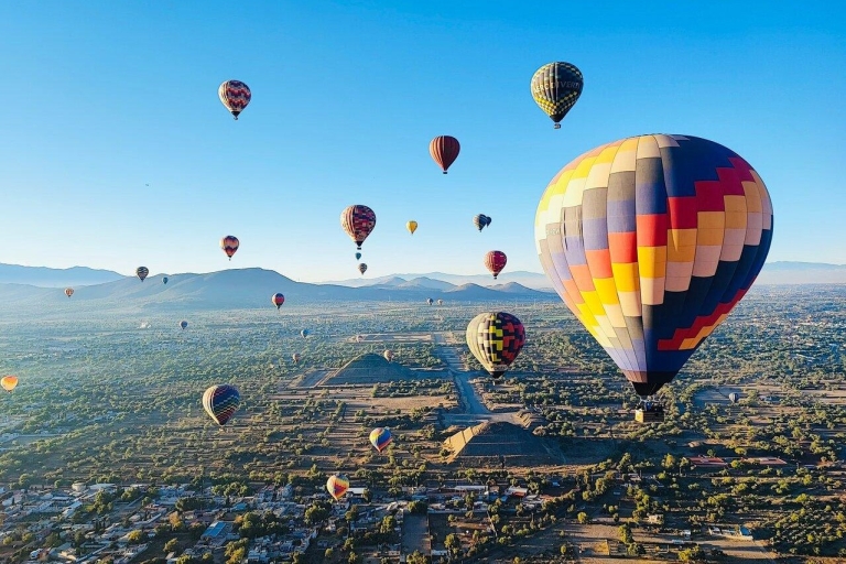 Fliege mit einem Heißluftballon über TeotihuacanEinfache Heißluftballonfahrt Teotihuacan