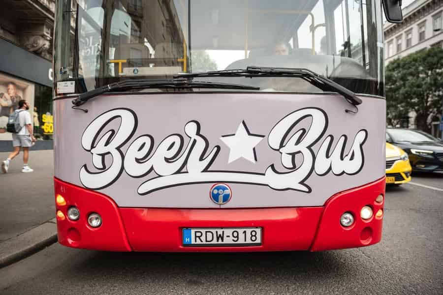Budapest: Sightseeing-Tour mit dem BierBus und unbegrenztem Bier. Foto: GetYourGuide