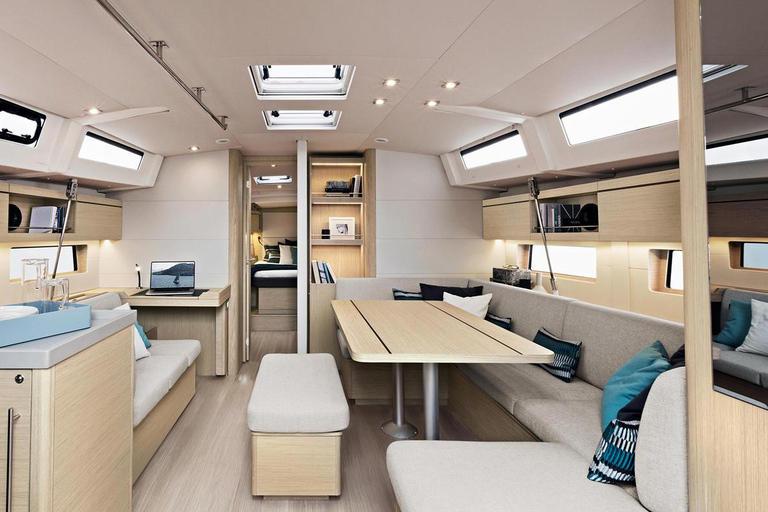 7-dniowy czarter z załogą &quot;The Cosmopolitan &quot;Beneteau Oceanis 46.1Z Santorini: 7-dniowy czarter z załogą na Cykladach