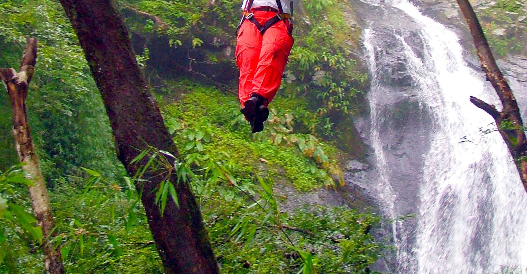 From San José: 11 Waterfalls Zipline Adventure