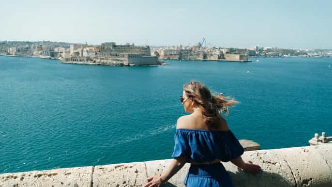 Valetta: Film-Style Photoshoot with a Female Pro