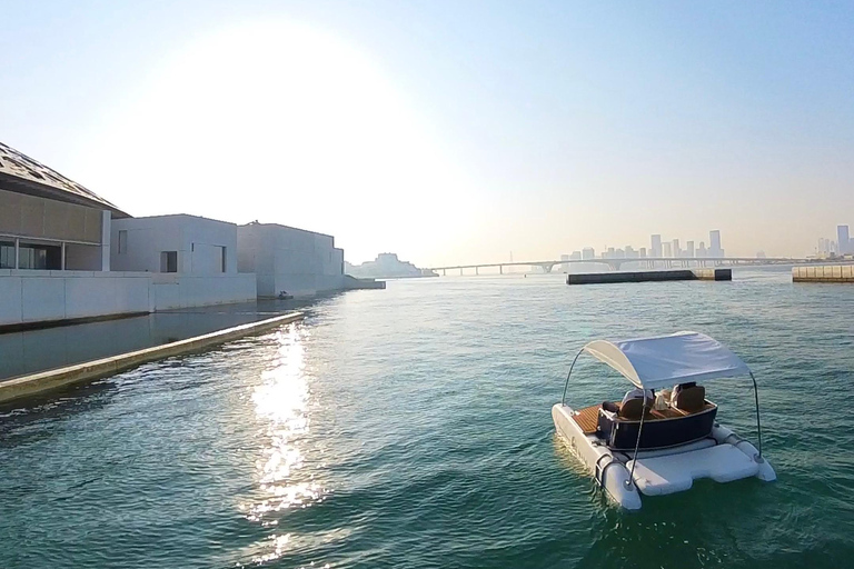 Abu Zabi: luksusowy rejs elektrycznym katamaranem do Luwru2-Seater Catamaran - 15 Minutes