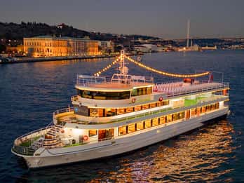 Istanbul: Dinner-Kreuzfahrt und Unterhaltung mit privatem Tisch
