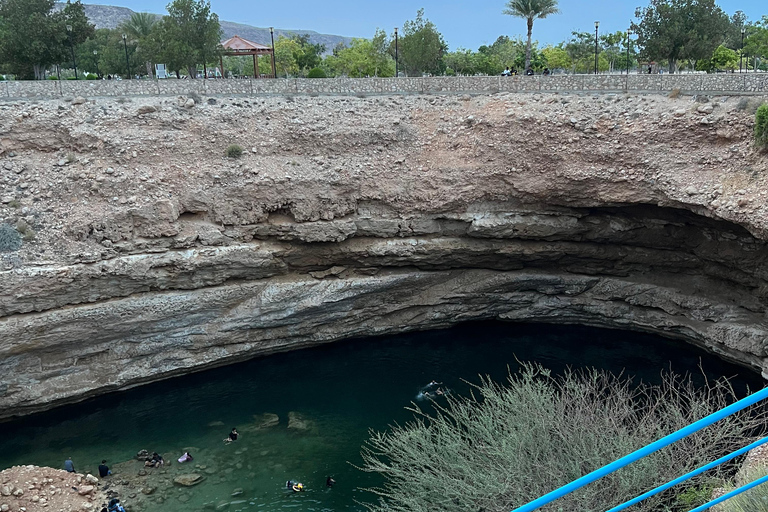 Muscat: Wadi Shab Hike and Bimmah Sinkhole Tour with Lunch Muscat: Wadi Shab Hike and Bimmah Sinkhole Tour with Lunch