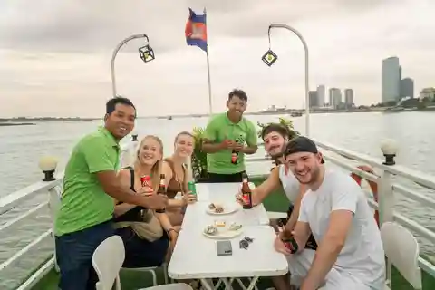 Phnom Penh Vespa City Tour + cruzeiro guiado pelo rio com bebidas