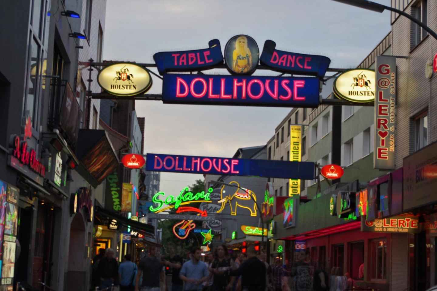 Hamburg: Kiez & Dollhouse: The legendary Reeperbahn tour