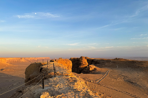 From Riyadh: Edge of the World and Darb Al-Manjoor Adventure