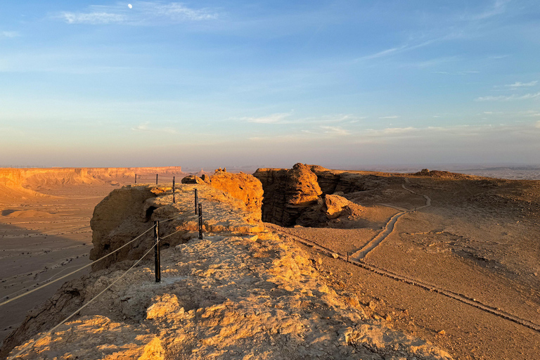 From Riyadh: Edge of the World and Darb Al-Manjoor Adventure