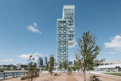 Montreal: Eingang zum Glasturm des Hafens von Montreal mit ExponatenMontreal: Port of Montreal Tower Entry mit Exponaten