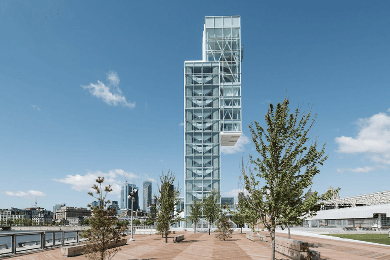 Montreal: Eingang zum Glasturm des Hafens von Montreal mit ExponatenMontreal: Port of Montreal Tower Entry mit Exponaten