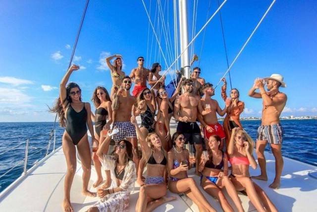 Cancun: Sailing Catamaran with Open Bar to Isla Mujeres