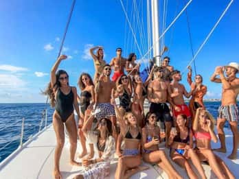 Cancun - Segling med katamaran Segling med katamaran och öppen bar till Isla Mujeres