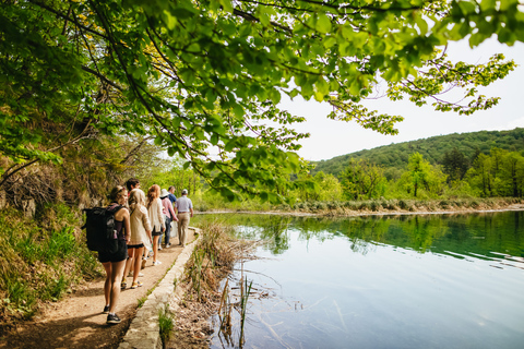 Vanuit Split of Trogir: Plitvice Meren Tour met toegangsbewijsPlitvicemeren: groepstour vanuit Split