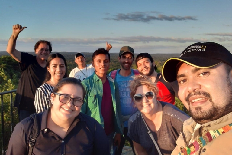 Gemeinsame Tour nach Tikal: Flug + Mittagessen + geführte TourVon der Stadt aus mit Transfers inbegriffen