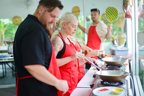 Phuket: Half-Day Thai Cooking Experience with Market Tour