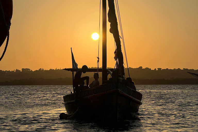 KILIFI : WATAMU : CROISIÈRE EN BOUTRE AU COUCHER DU SOLEILCROISIÈRE EN BOUTRE AU COUCHER DU SOLEIL