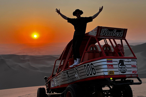 Sandboarding en el desierto de Ica al atardecer