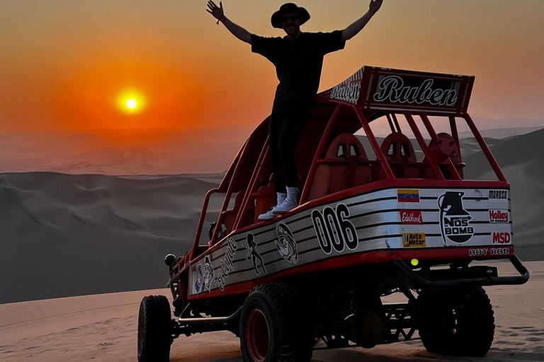 Sandboarding en el desierto de Ica al atardecer