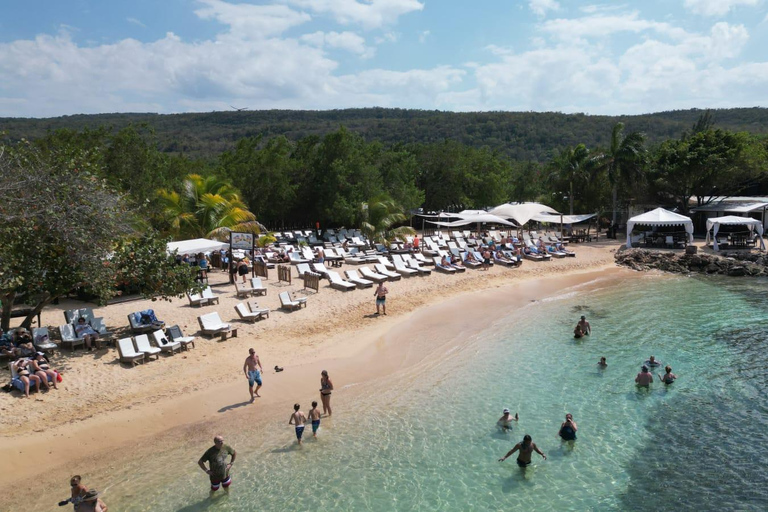 Falmouth: Bamboo Beach Club VIP-toegang + Lunch & CocktailsOphaalservice in Falmouth Trelawny Area Hotel