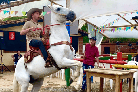 Medellin : équitation, spectacle d&#039;animaux et vue sur la ligne d&#039;horizon