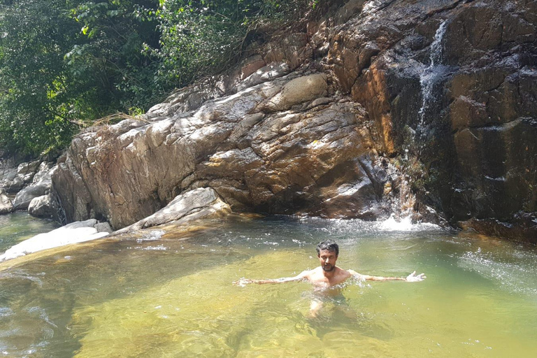 纳克尔斯峰探险和希洛亚村露营 2 日游