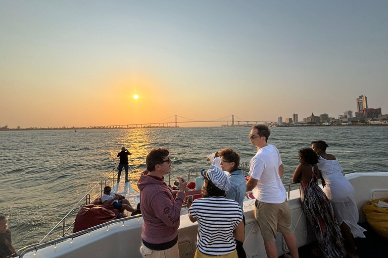 Cruzeiro ao pôr do sol na Baía de Maputo