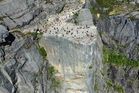 Preikestolen con recogida del hotel o barco con guía