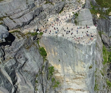 Stavanger: Preikestolen Tour with Guide and Pickup