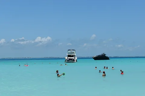 Isla Mujeres: Catamaran Tour with snorkel and Playa Norte