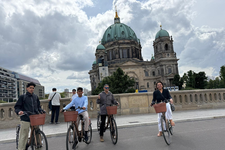 Berlin : visite à vélo de 3,5 heures - Un voyage dans le temps à travers la capitaleBerlin : balade à vélo de 3,5 heures - Un voyage dans le temps à travers la capitale