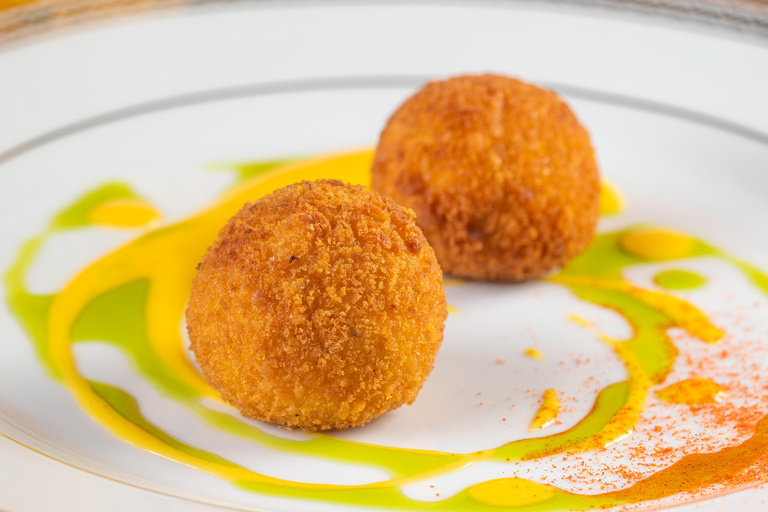 RIO: ROXY DINNER SHOW: DINNER AND A SHOW THAT HUGS