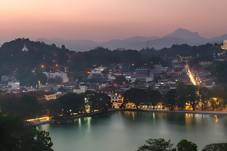 Kandy: Guided City Tour with Lunch and Cultural Show