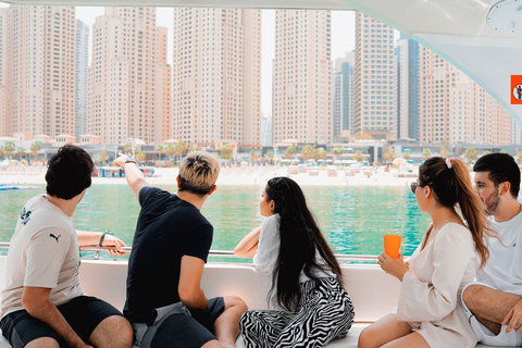 Dubai, Dubai Marina Sightseeing-kryssning med utsikt över Ain WheelSightseeingkryssning i småbåtshamn ombord på en yacht