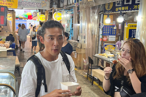 Caminhada noturna na fortaleza e lanche em um mercado local