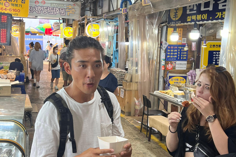 Caminhada noturna na fortaleza e lanche em um mercado local