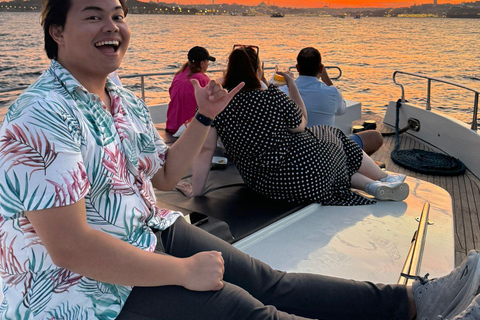 Istanbul: Bosphorus Sunset Cruise with Snacks and Wine Istanbul: Bosphorus Sunset Cruise without Wine