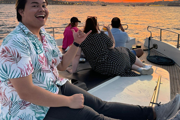 Istanbul: Bosphorus Sunset Cruise with Snacks and Wine Istanbul: Bosphorus Sunset Cruise without Wine