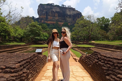 Colombo: Sigiriya Rock and Dambulla Cave Temple Day Trip