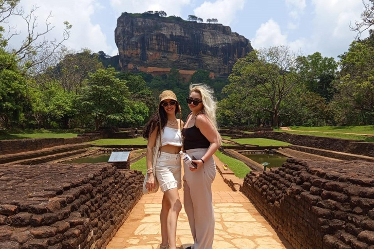 Colombo: Sigiriya Rock and Dambulla Cave Temple Day Trip