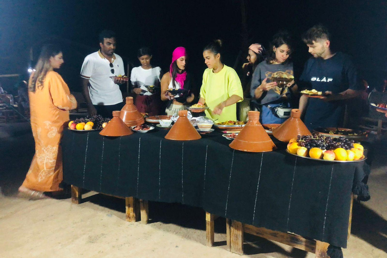 Dinner-Show bei Sonnenuntergang und Kamelritt in der Agafay-Wüste