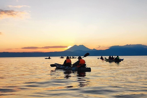 San Salvador: Lake Ilopango Sunrise or Sunset Kayak Tour