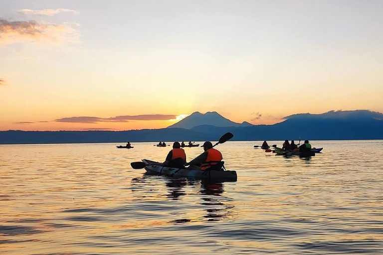 San Salvador: Lake Ilopango Sunrise or Sunset Kayak Tour